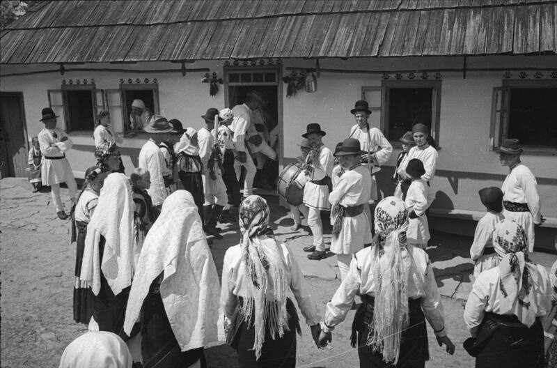 Деревенская свадьба. Деревня Михальцы, Северная Буковина, Молдавская ССР, 1940. Автор фото: Георгий Петрусов.