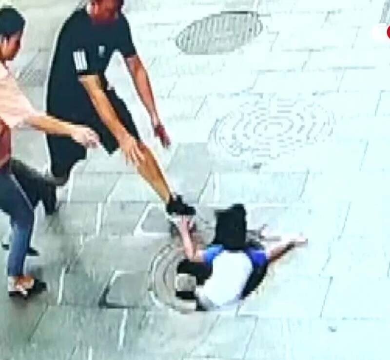 В Китае любопытный мальчик едва не убился, свалившись в канализацию