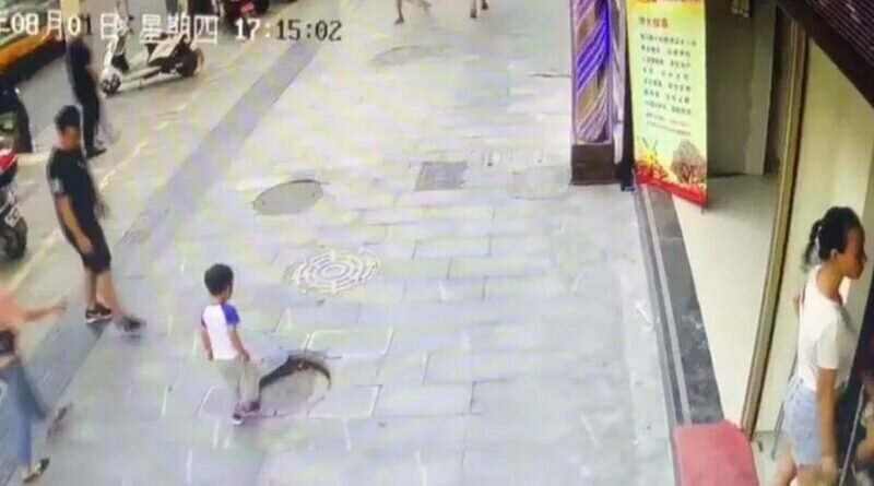 В Китае любопытный мальчик едва не убился, свалившись в канализацию