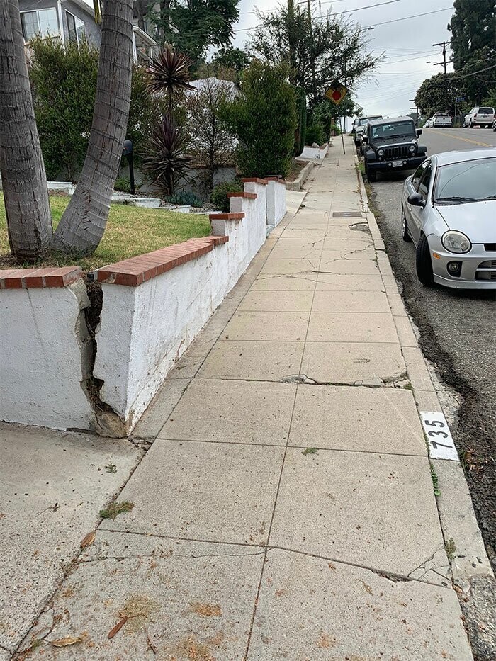 23. "В восточном Лос-Анджелесе такие трещины в подпорных стенах можно увидеть чуть ли не у каждого дома. Это результат воздействия воды и землетрясений"