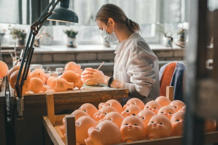 Фотограф показал, как выглядит производство кукол на фабрике игрушек — это и пугающе, и круто