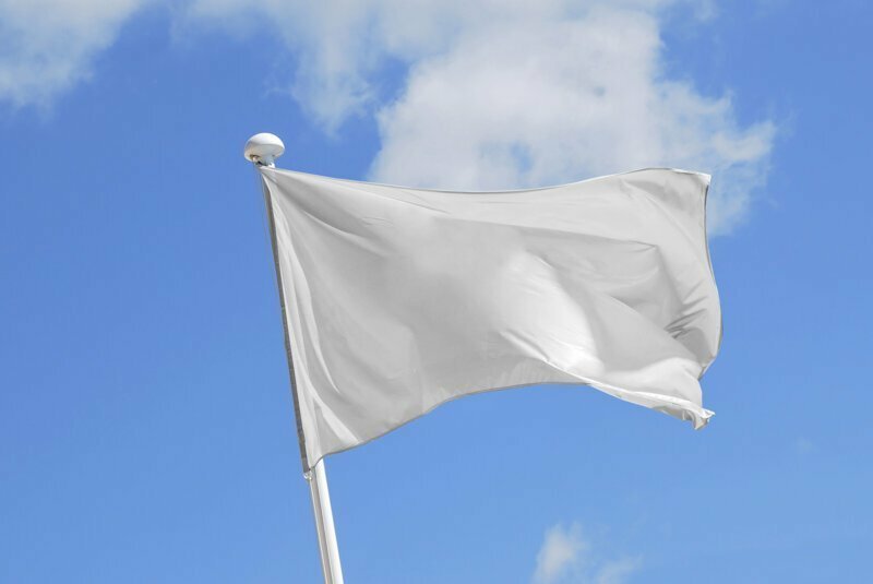 Почему белый флаг означает капитуляцию?