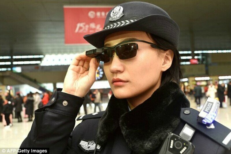 Китайские дороги начали патрулировать роботы-полицейские