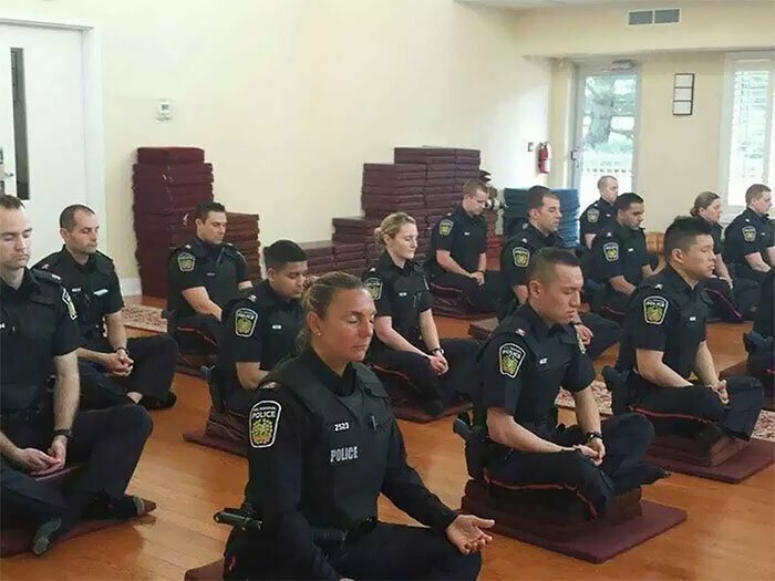Медитация канадских полицейских перед началом смены