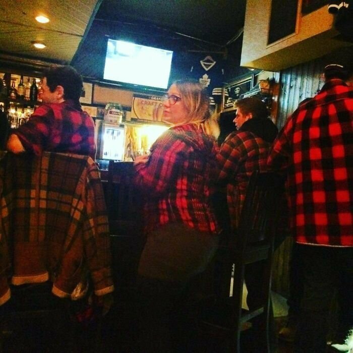 Модные ребята в провинциальном канадском баре