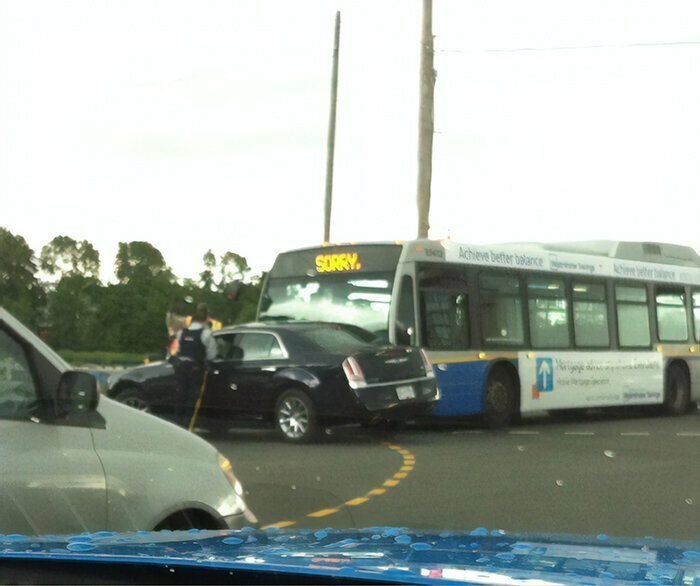 Водитель автобуса, виновный в аварии, извинился, написав "Простите" на ветровом стекле