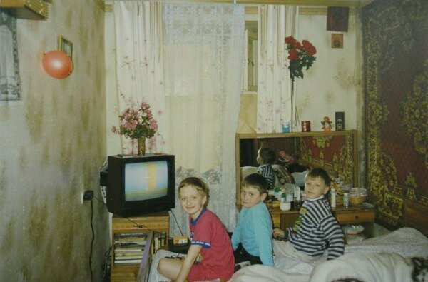 Иосиф Крамер: «Ориентировочно 1997 год. На экране игра Legend Of Kage. На фото слева — я, мой друг Денис и Стас. Приставка — Dendy Panther».