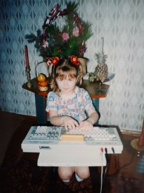 Алина Панкова: «Примерно 1997 год (точно не помню), мне подарили на Новый год «Сюбор» — обеспечили счастьем, близорукостью и любовью к восьмибитным играм на всю жизнь».