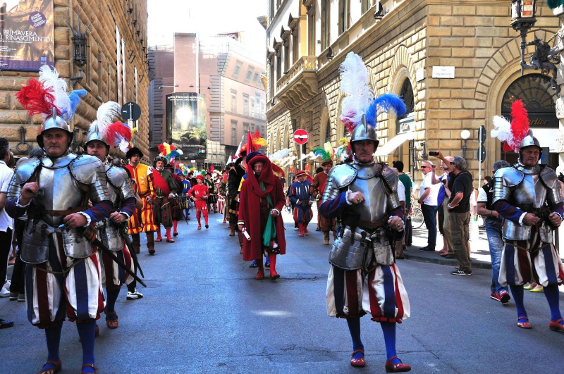 Участники костюмированного парада идут через Флоренцию