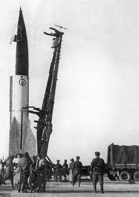 Но советская Р-1 была точным клоном немецкой Vergeltungswaffe-2 (Фау-2), при помощи которой немцы обстреливали Лондон. Интересно, что клонирована не только ракета как таковая, но даже её расцветка. 