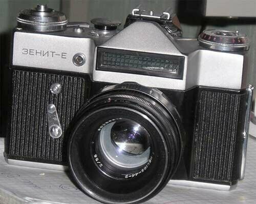 А это советский фотоаппарат Зенит-Е (1975 г.). Не один в один, но явно угадывается, что брали советские дизайнеры за образец