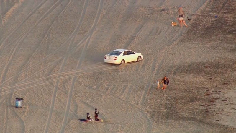 В Лос-Анджелесе полиция преследовала угнанный автомобиль по пляжу