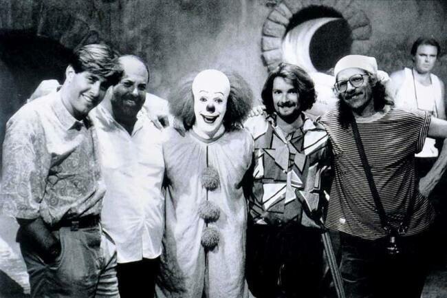 Тим Карри в образе Танцующего клоуна в телефильме «Оно», 1990