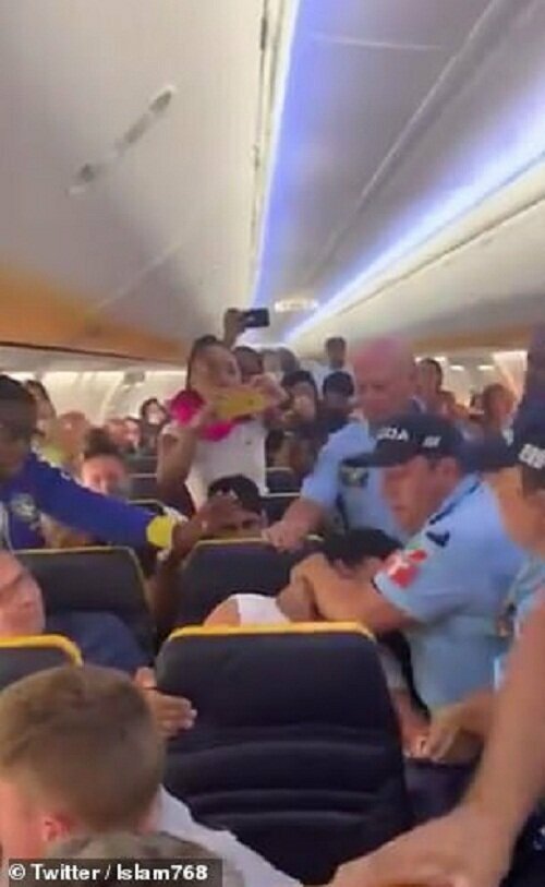 Пассажира пожизненно отстранили от полетов за скандал на борту