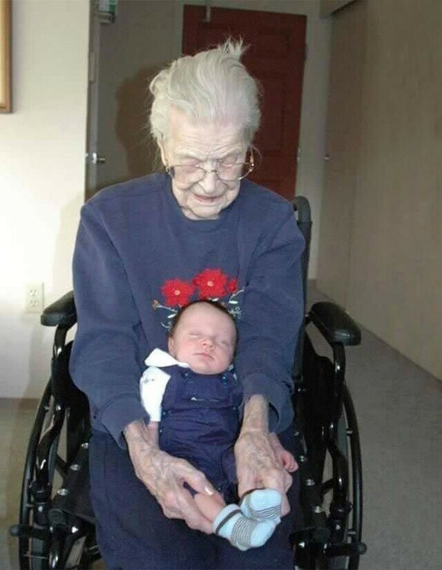 Разница в вечность: прабабушки со своими правнуками, чья разница в возрасте составляет больше 100 ле