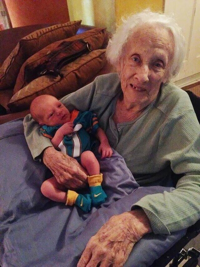 Разница в вечность: прабабушки со своими правнуками, чья разница в возрасте составляет больше 100 ле