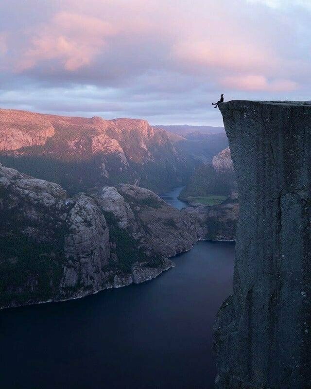 Закат на скале Прекестулен в Норвегии