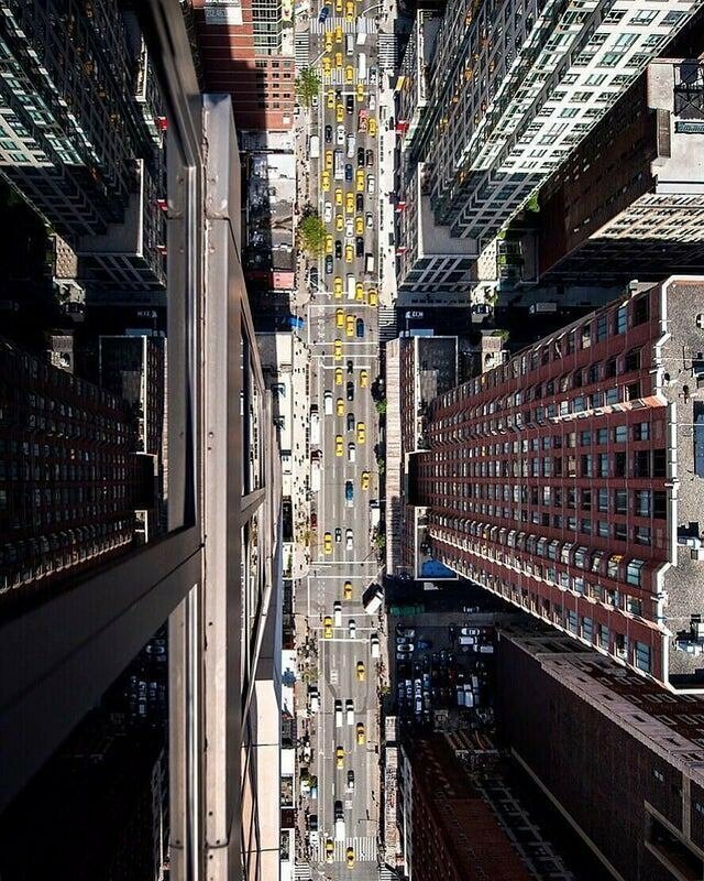 Вид с края крыши нью-йоркского небоскреба