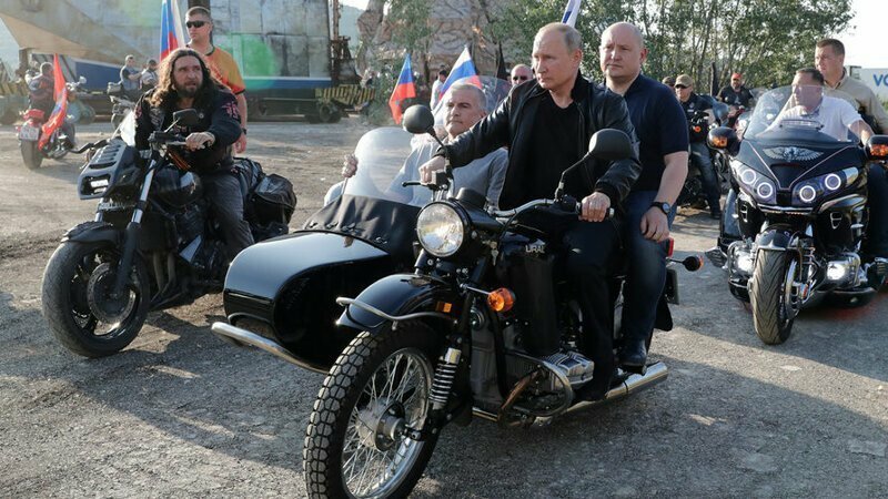 Президент РФ приехал на байк-фест в Севастополе на "Урале"