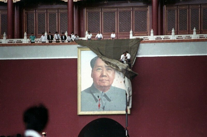 Портрет МАО закрывают от студентов, швыряющимися яйцами наполненными краской, площадь Тяньаньмэнь, Пекин, 23 мая 1989