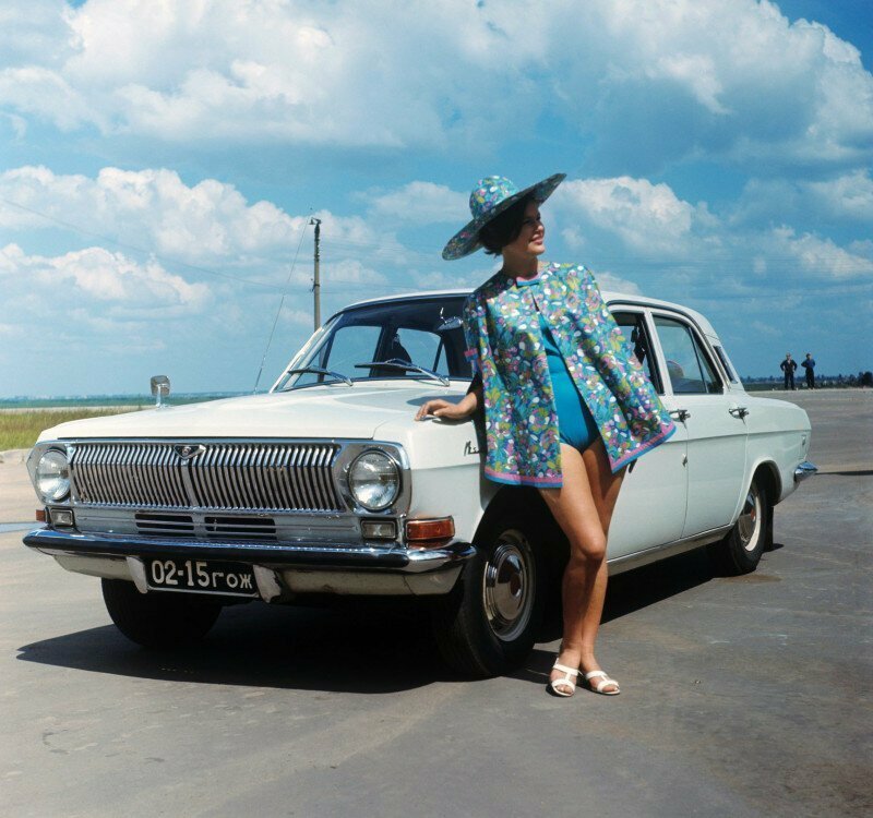 Модель позирует на фоне новой ГАЗ-24 "Волга", 1967 год.