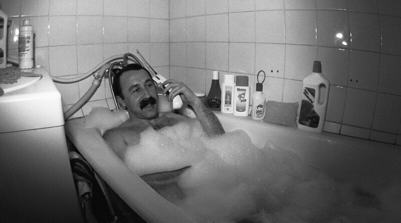 Тренер московского "Динамо" Валерий Георгевич Газзаев принимает ванну, 1992 год, Россия