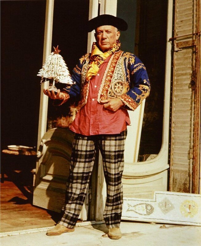 Пабло Пикассо в костюме тореадора, с рождественской елочкой. Вилла Калифорния. Канны. Франция. 1956 г.