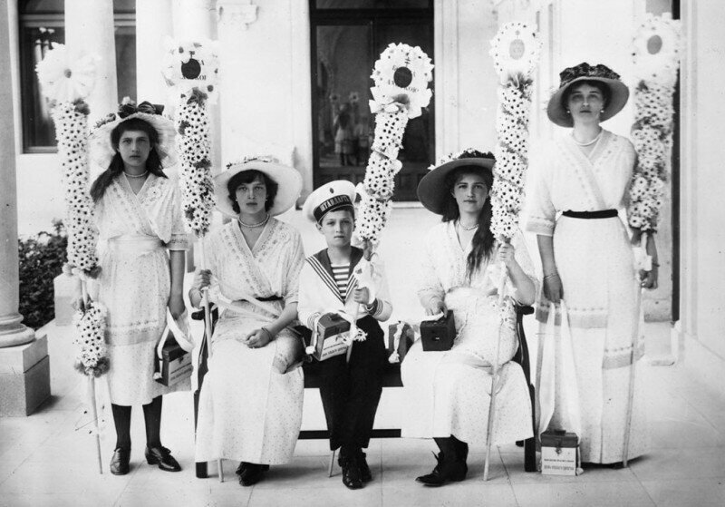 Дети Николая II собирают пожертвования в пользу благотворительного общества по борьбе с чахоткой в день «Белого цветка», Российская Империя, 20 апреля 1912 года.