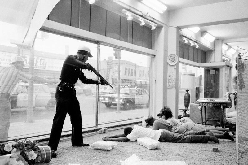Задержание мapoдеров в магазине. Восстание в Уоттсе (пригород Лос-Анджелеса), август 1965 года.