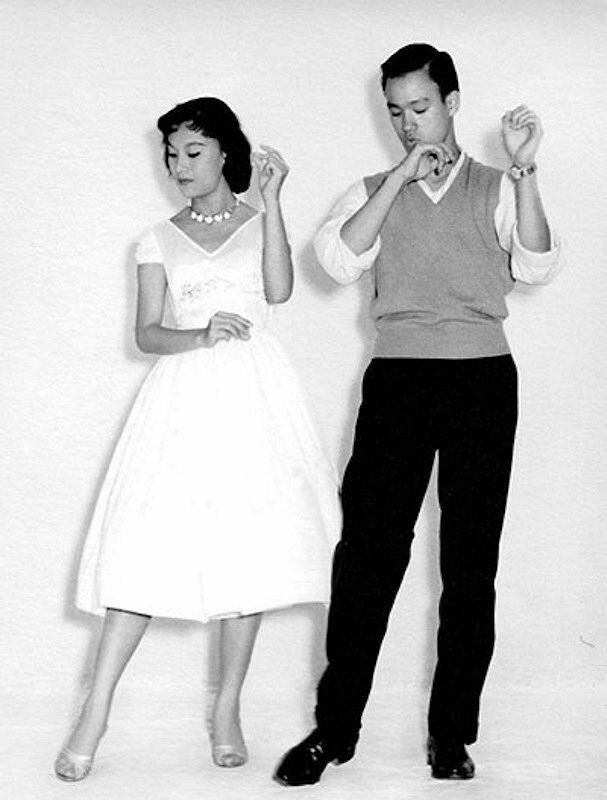 Молодой Брюс Ли и его партнёрша по танцам в 1958 году. В то время он был чемпионом по танцу Ча-ча в Гонконге.