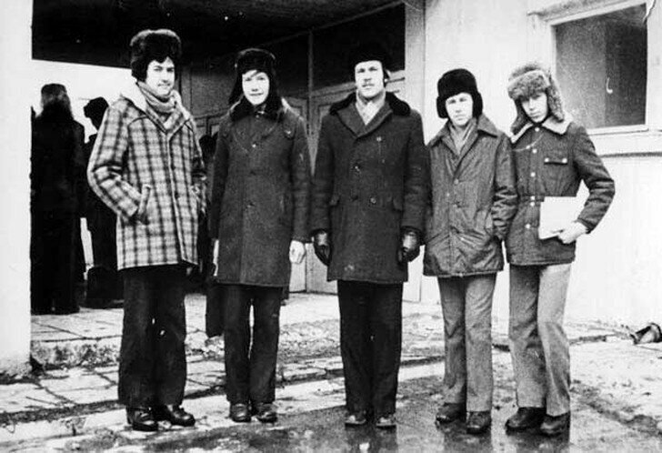 6. Еще один пример одежды на холодную пору года. Очень популярное пальто в клеточку (слева) желали иметь все в 70-е годы.