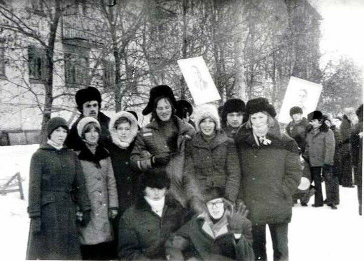 7. Фото участников демонстрации 7 ноября! Все в торжественной, праздничной одежде. Вот так выглядело то, что считалось самым лучшим у молодежи 70–80-х гг.