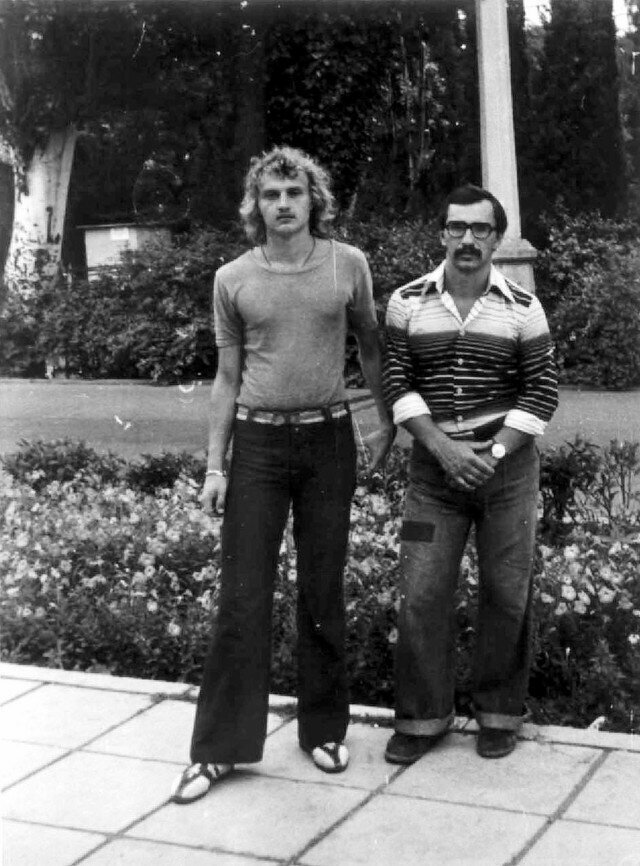 16. Модные ребята на базе отдыха. Там тоже носили самое лучшее. В те времена были очень модны брюки клеш (слева) и советские кроссовки (тоже слева) и нереальной раскраски майки поло (справа).