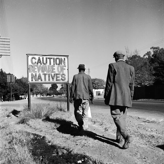 "Осторожно, опасайтесь коренных жителей" - обычный предупреждающий знак в Йоханнесбурге, 1956 г.