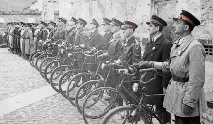 Велосипедный отряд еврейской полиции в Варшавском гетто.
