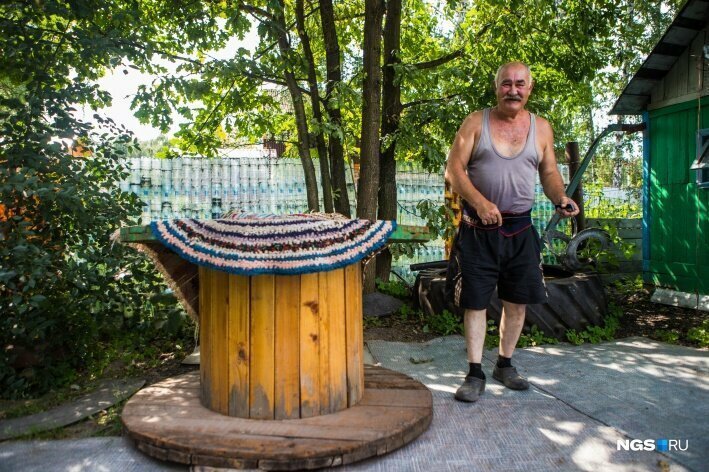 Король полторашек: новосибирец построил стену из пластиковых бутылок из-под «Карачинской»