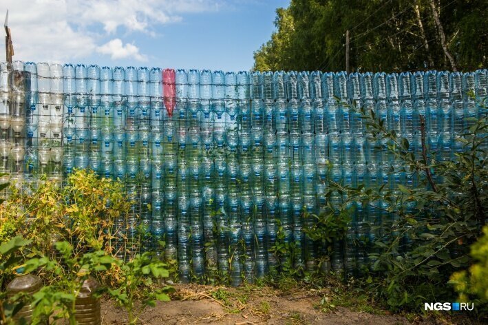 Король полторашек: новосибирец построил стену из пластиковых бутылок из-под «Карачинской»