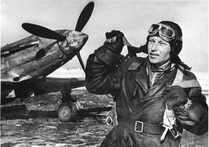 9. Большую помощь в работе над фильмом оказал маршал авиации, легендарный летчик Александр Покрышкин. 