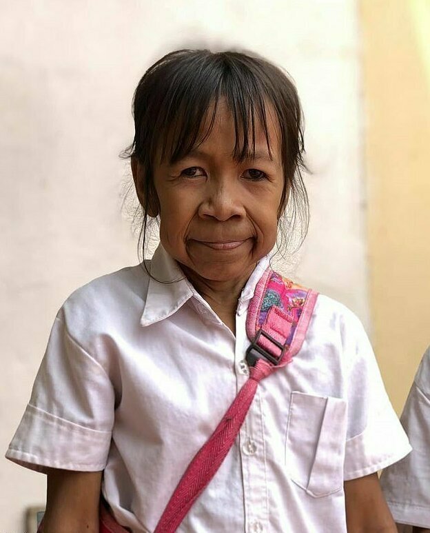 Этой жительнице Камбоджи на самом деле всего 10 лет, но все зовут ее бабулей