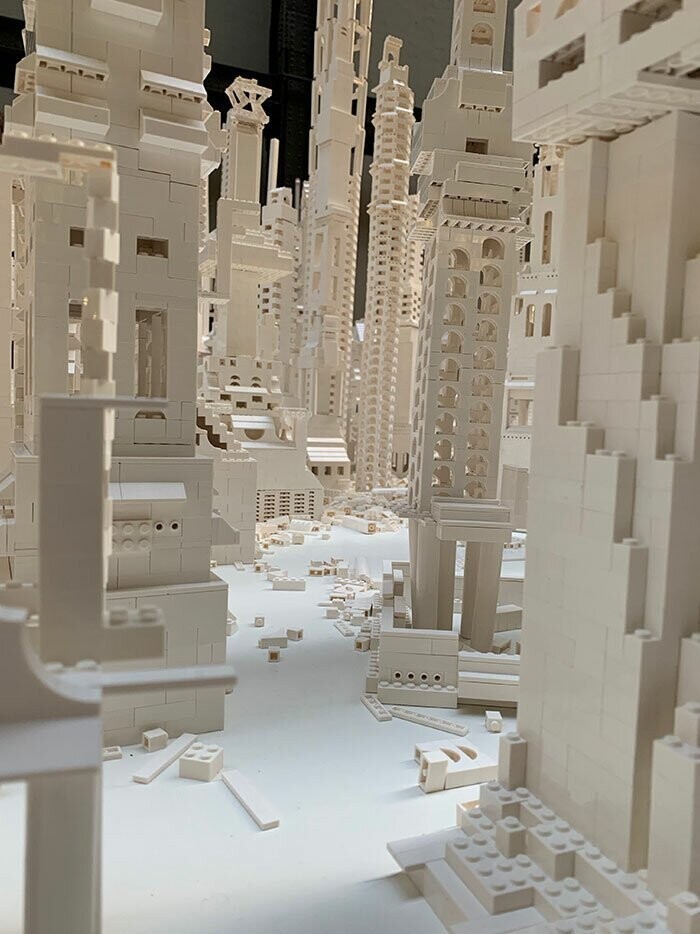 В Лондоне строят мини-город из белого лего - присоединиться может любой желающий