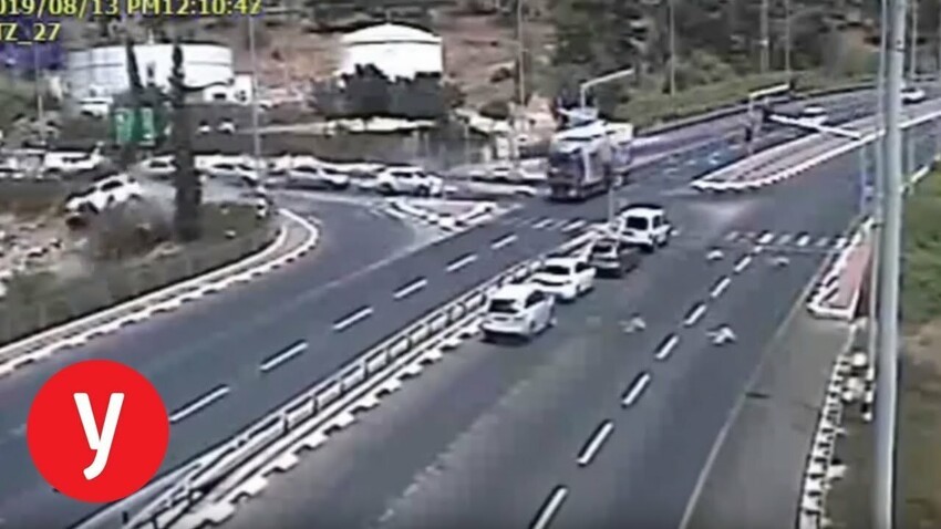 машина на полной скорости перелетает через шоссе на севере Израиля 