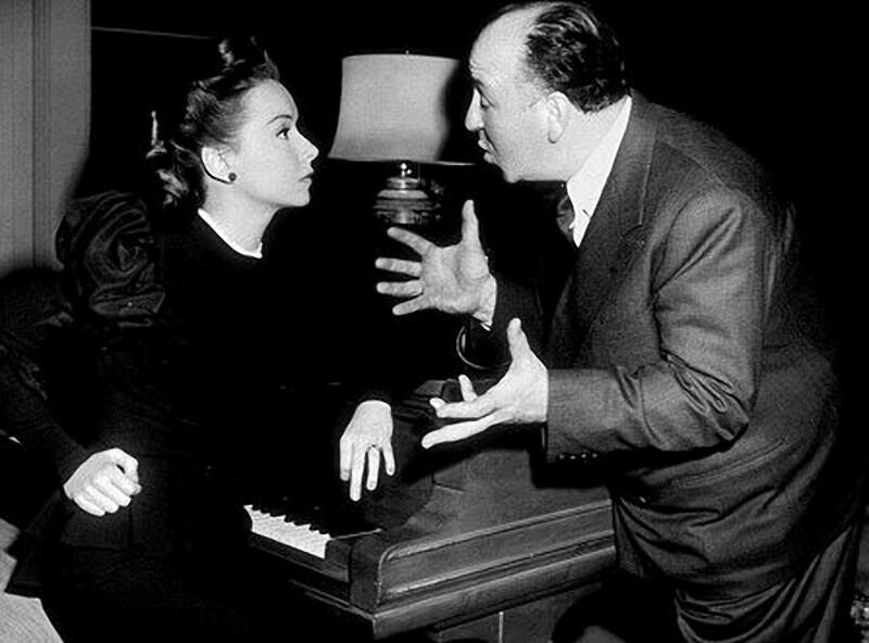 С Джоан Чэндлер на съемках фильма «Веревка», 1948 год.