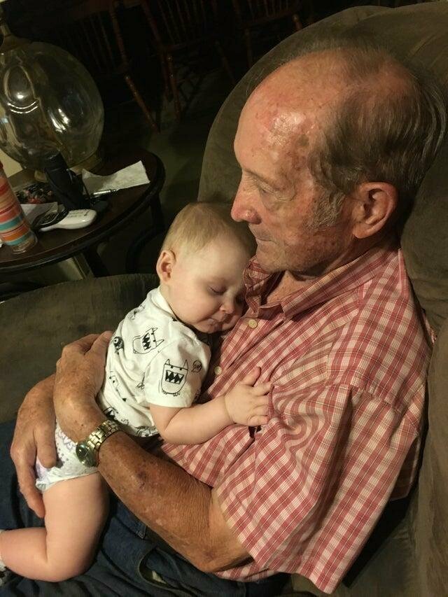 "Мой 84-летний дедушка держит своего 8-месячного правнука. Я очень люблю этих двух мужчин"