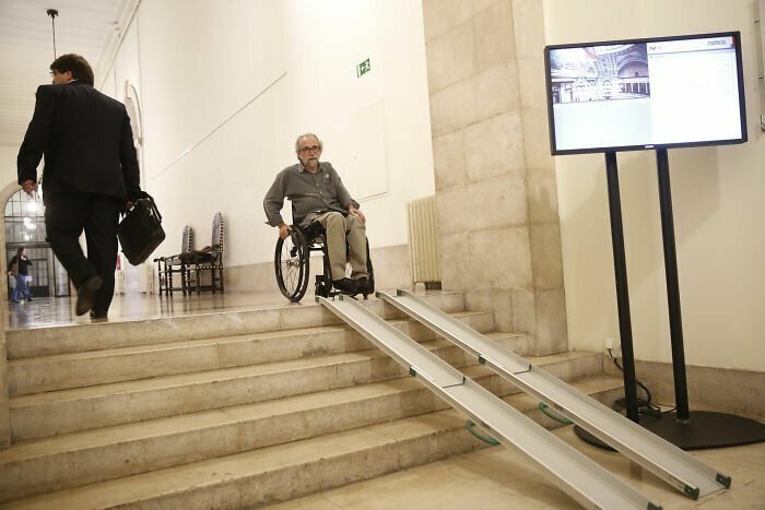 13. "Португальскому парламенту поручили поставить пандусы, потому что один из служащих - инвалид-колясочник. Вот результат"