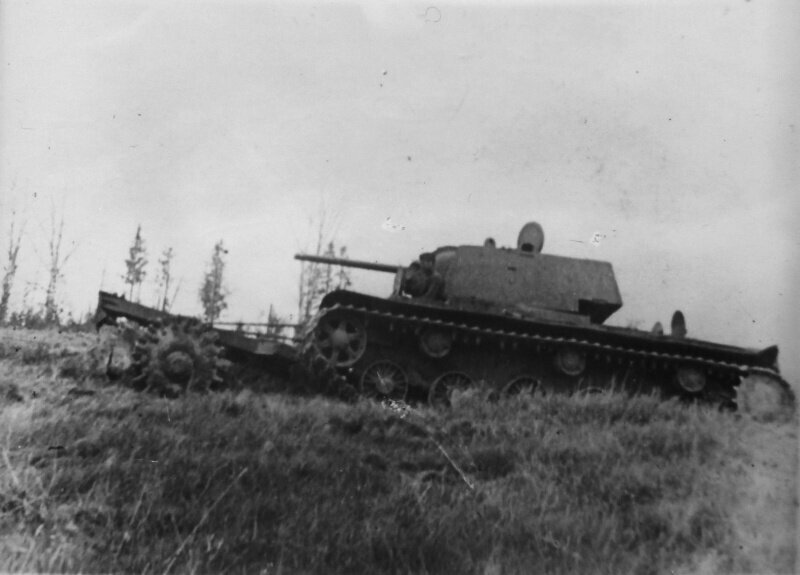 Советский танк-минный тральщик КВ-1,  оснащен катковым минным тралом ПТ-3.