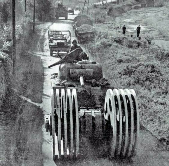Устройство T1E3 было использовано в 1944 году на танках Шермана для очистки дорог от возможных противотанковых мин