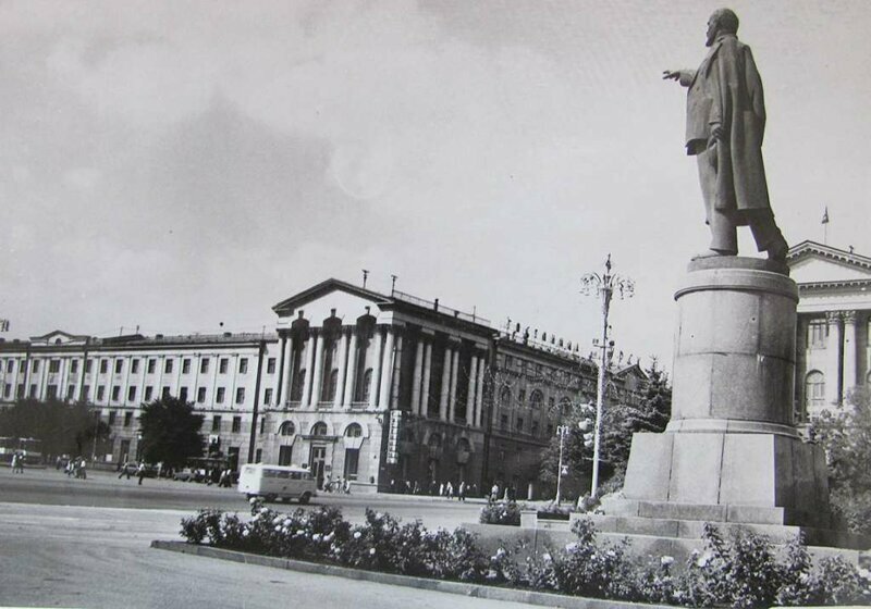 Сентябрь 1978 года. Памятник В. И. Ленину на Красной площади. Слева здание гостиницы "Курск".  Автор съёмки: А. Шеховцов.