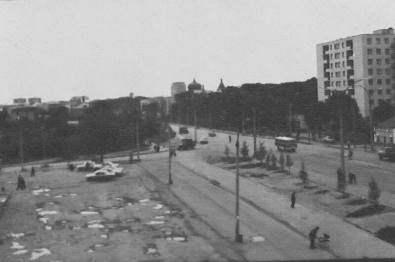 15 июня 1977 года. Вид на улицу Карла Маркса от северной автостанции в сторону площади Перекальского.  Автор съёмки: А. Севастьянов.