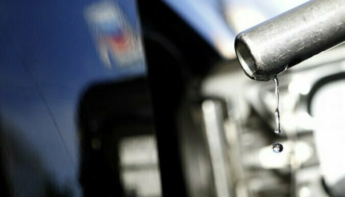 Президент Аргентины снизил подоходный налог и заморозил цены на бензин