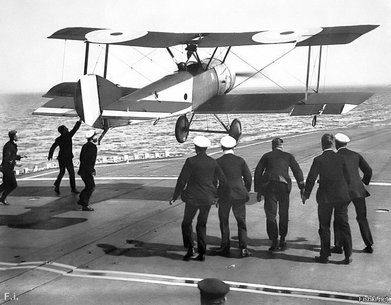 В 1917 году на один из первых авианосцев Англии - "Фьюриес", сел аэроплан
